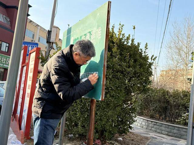 “应急避难场所”标志牌褪色<strong></p>
<p>标志牌
</strong>，社区书法班老学员给补上了:标志牌
