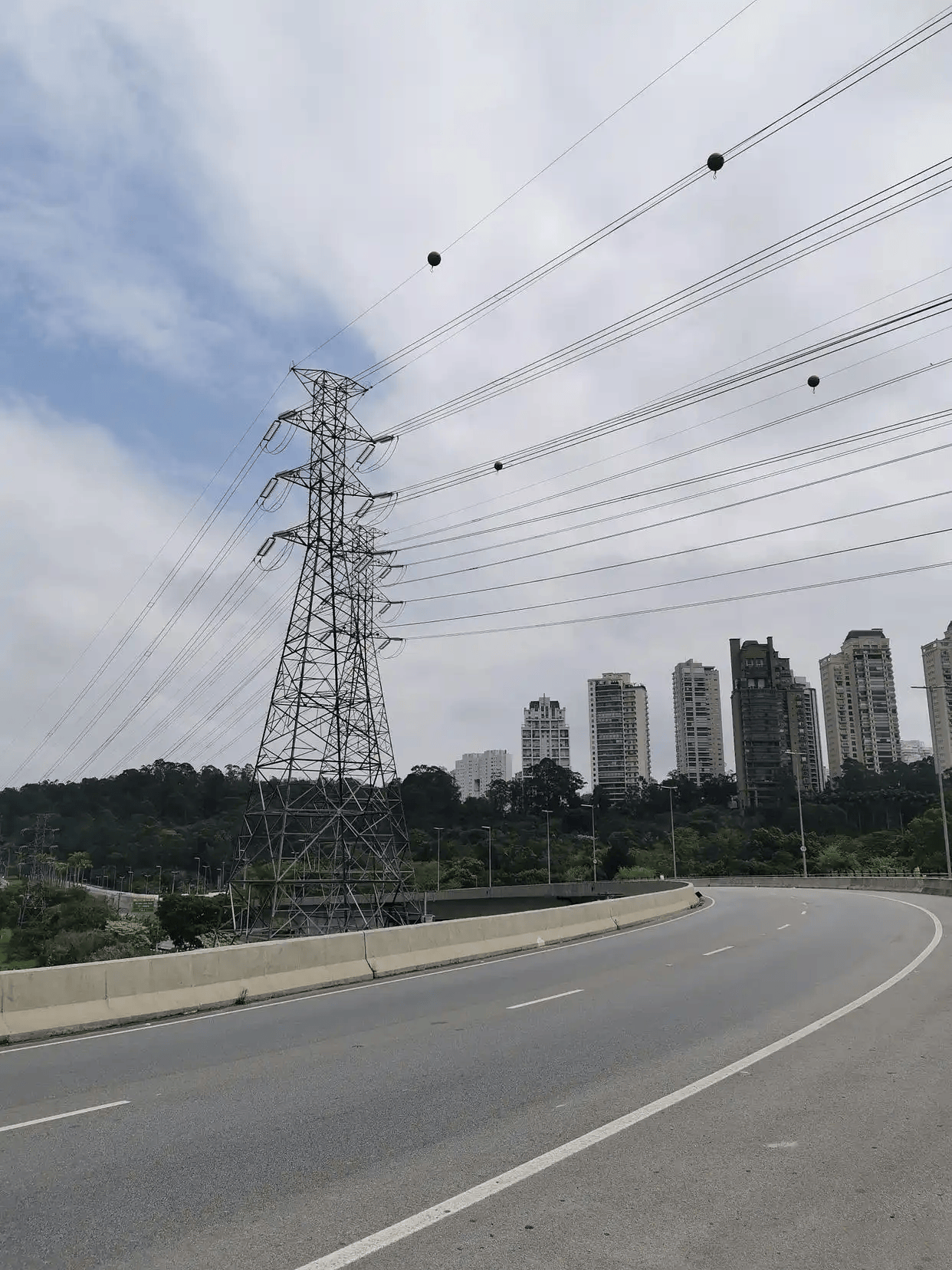 输电线路航空标志球：夜空中的安全向导:安全标志牌
